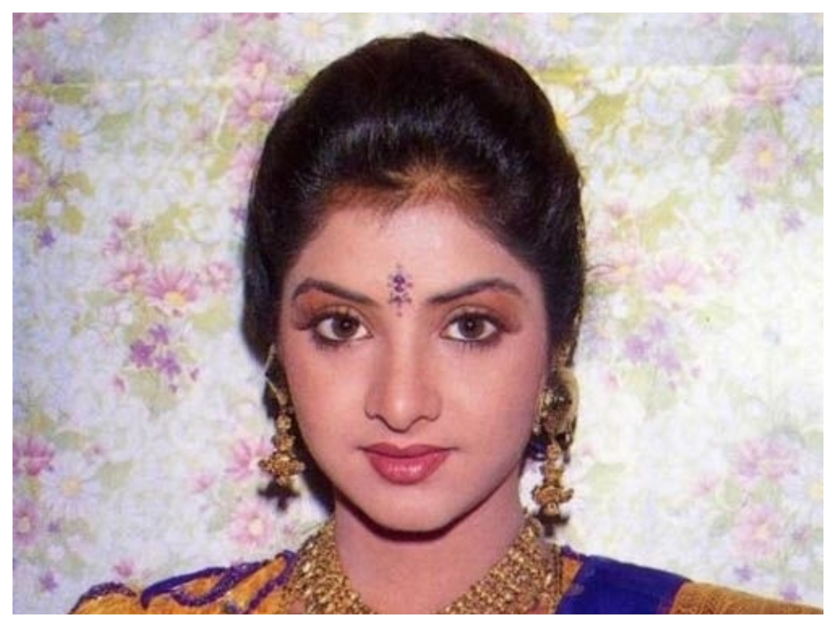 Divya bharti death: टॉप एक्ट्रेस से ट्रेजेडी तक, दिव्या भारती की कहानी रोंगटे खड़े कर देगी, हादसा, सुसाइड या मर्डर? आज भी रहस्य - Photo Gallery