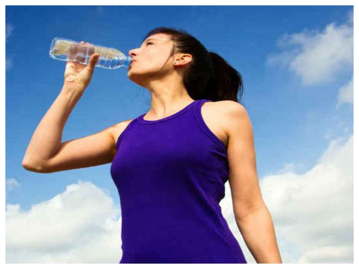 Drinking water: खड़े होकर पानी पीना बंद करें, वरना बढ़ सकती हैं ये बीमारियां, जानें इसके चौंकाने वाले नुकसान - Photo Gallery