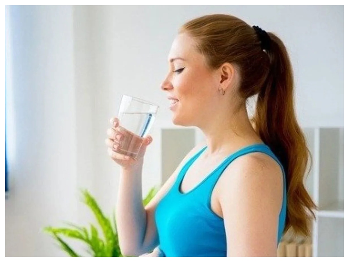 Drinking water: खड़े होकर पानी पीना बंद करें, वरना बढ़ सकती हैं ये बीमारियां, जानें इसके चौंकाने वाले नुकसान - Photo Gallery