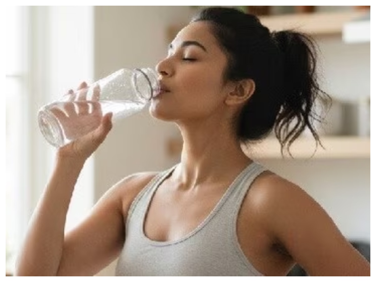 Drinking water: खड़े होकर पानी पीना बंद करें, वरना बढ़ सकती हैं ये बीमारियां, जानें इसके चौंकाने वाले नुकसान - Photo Gallery