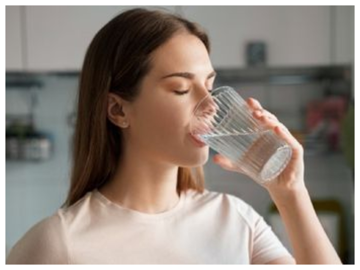 Drinking water: खड़े होकर पानी पीना बंद करें, वरना बढ़ सकती हैं ये बीमारियां, जानें इसके चौंकाने वाले नुकसान - Photo Gallery