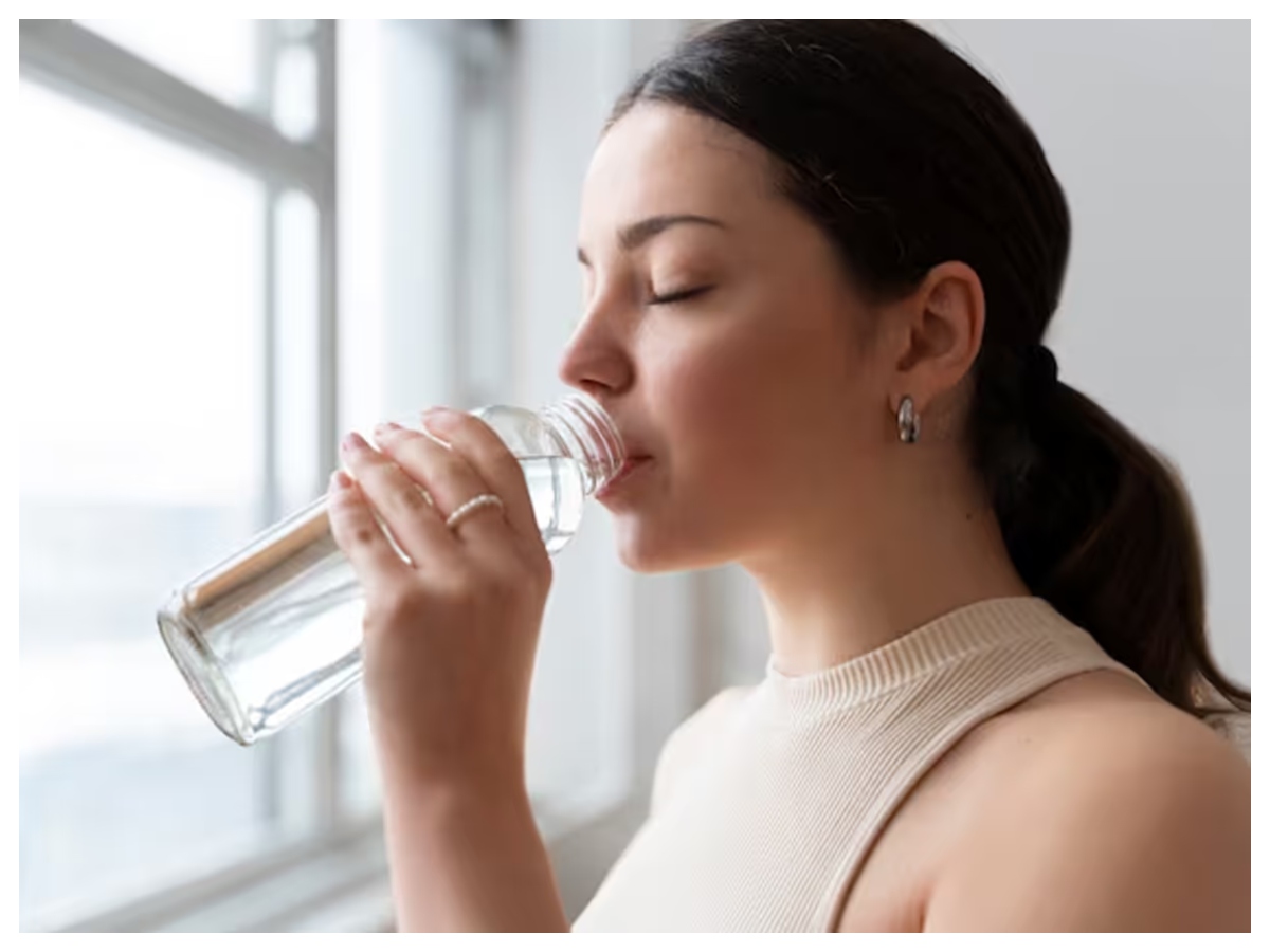 Drinking water: खड़े होकर पानी पीना बंद करें, वरना बढ़ सकती हैं ये बीमारियां, जानें इसके चौंकाने वाले नुकसान - Photo Gallery