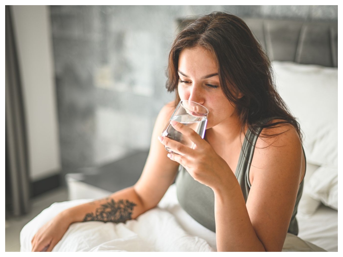 Drinking water: खड़े होकर पानी पीना बंद करें, वरना बढ़ सकती हैं ये बीमारियां, जानें इसके चौंकाने वाले नुकसान - Photo Gallery
