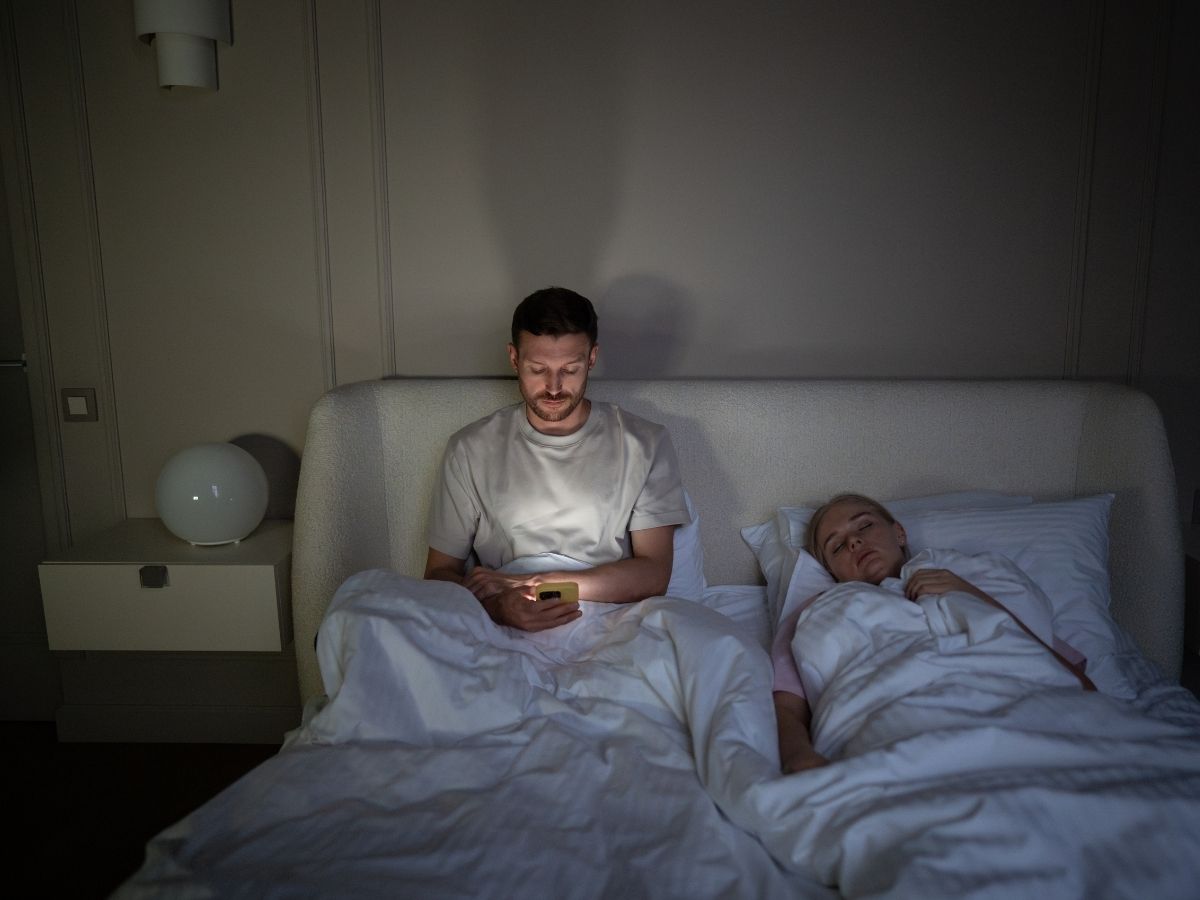 शादीशुदा जिंदगी पर संकट? एक्स्ट्रा मैरिटल डेटिंग के बढ़ते ट्रेंड ने बढ़ाई चिंता; सामने आई हैरान करने वाली रिपोर्ट - Photo Gallery