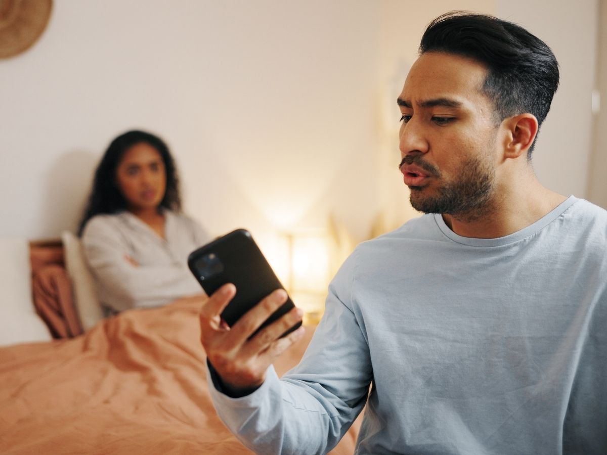 शादीशुदा जिंदगी पर संकट? एक्स्ट्रा मैरिटल डेटिंग के बढ़ते ट्रेंड ने बढ़ाई चिंता; सामने आई हैरान करने वाली रिपोर्ट - Photo Gallery