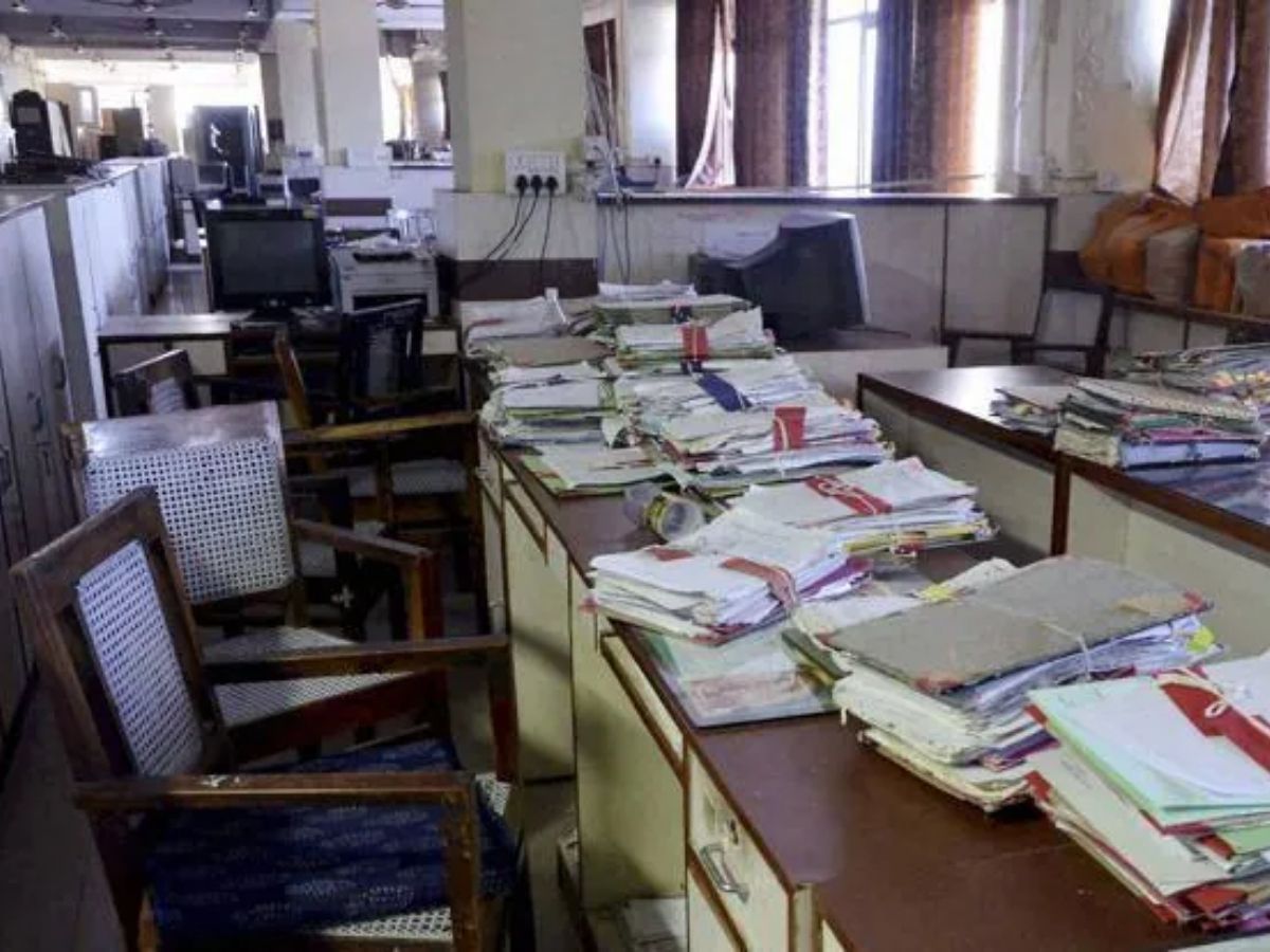 ड्यूटी से गायब सरकारी कर्मचारी! क्या जा सकती है नौकरी? जानिए नियम - Photo Gallery