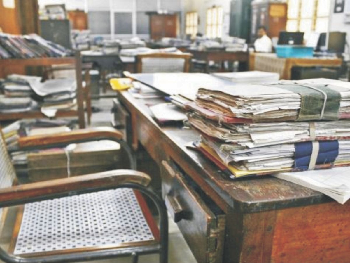 ड्यूटी से गायब सरकारी कर्मचारी! क्या जा सकती है नौकरी? जानिए नियम - Photo Gallery