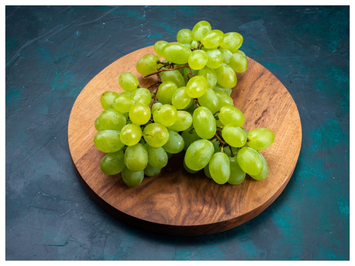Black green grapes benefits: काले या खट्टे अंगूर किसके हैं ज्यादा फायदे? स्किन और एंटी-एजिंग के लिए कौन सा बेहतर - Photo Gallery