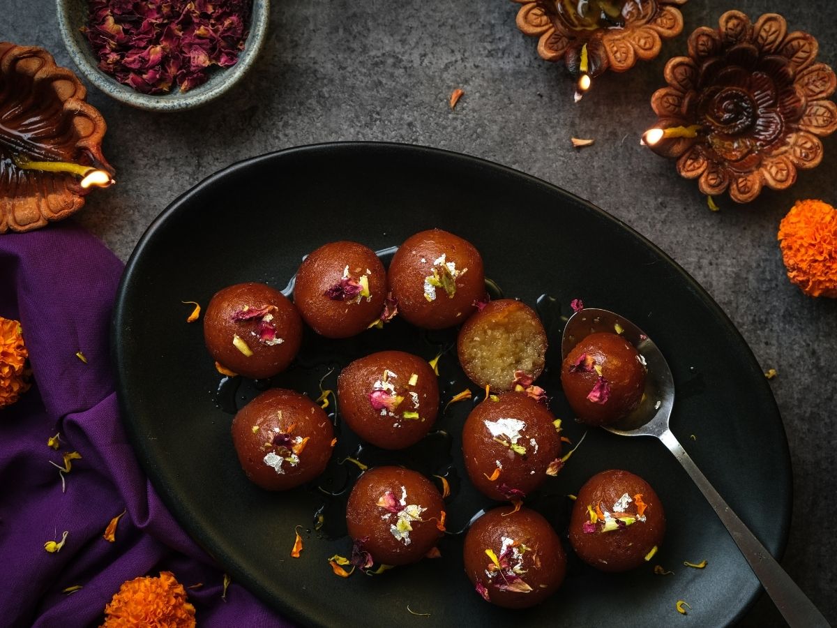 किसने बनाए पहली बार गुलाब जामुन, मुगल काल से है खास कनेक्शन; जानें किस बादशाह से जुड़ा है इतिहास? - Photo Gallery