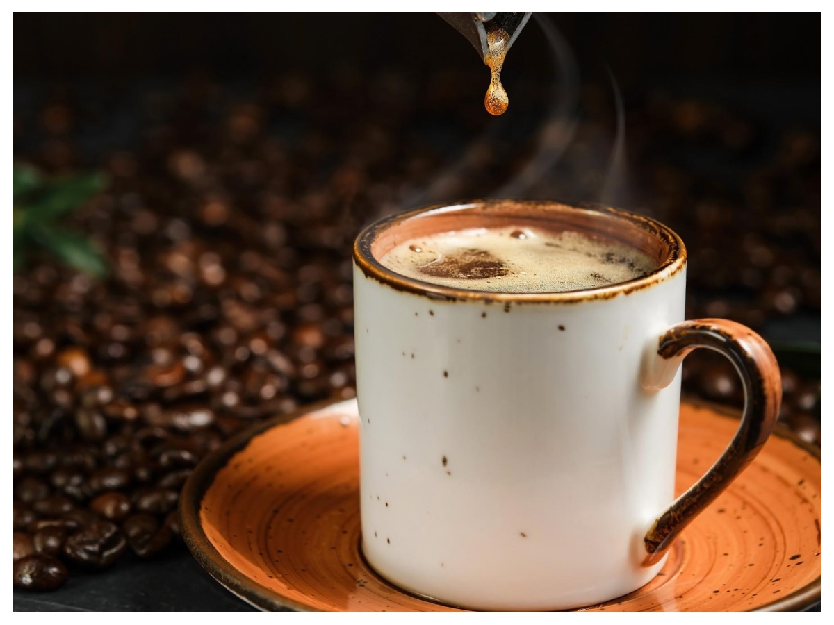 Summer Drinks: गर्मियों में कोल्ड या हॉट कौन सी कॉफी रखेगी आपको फिट और फ्रेश? जानिए हेल्थ के लिए क्या है बेहतर - Photo Gallery