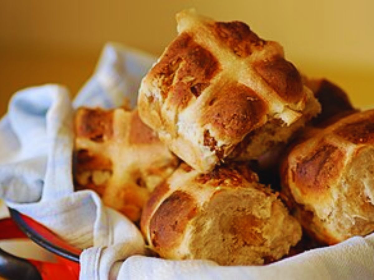 Good Friday 2026: आज गुड फ्राइडे के दिन बनाए Hot Cross Buns, उंगली चाट के खाएंगे लोग, जानें रेसिपी - Photo Gallery