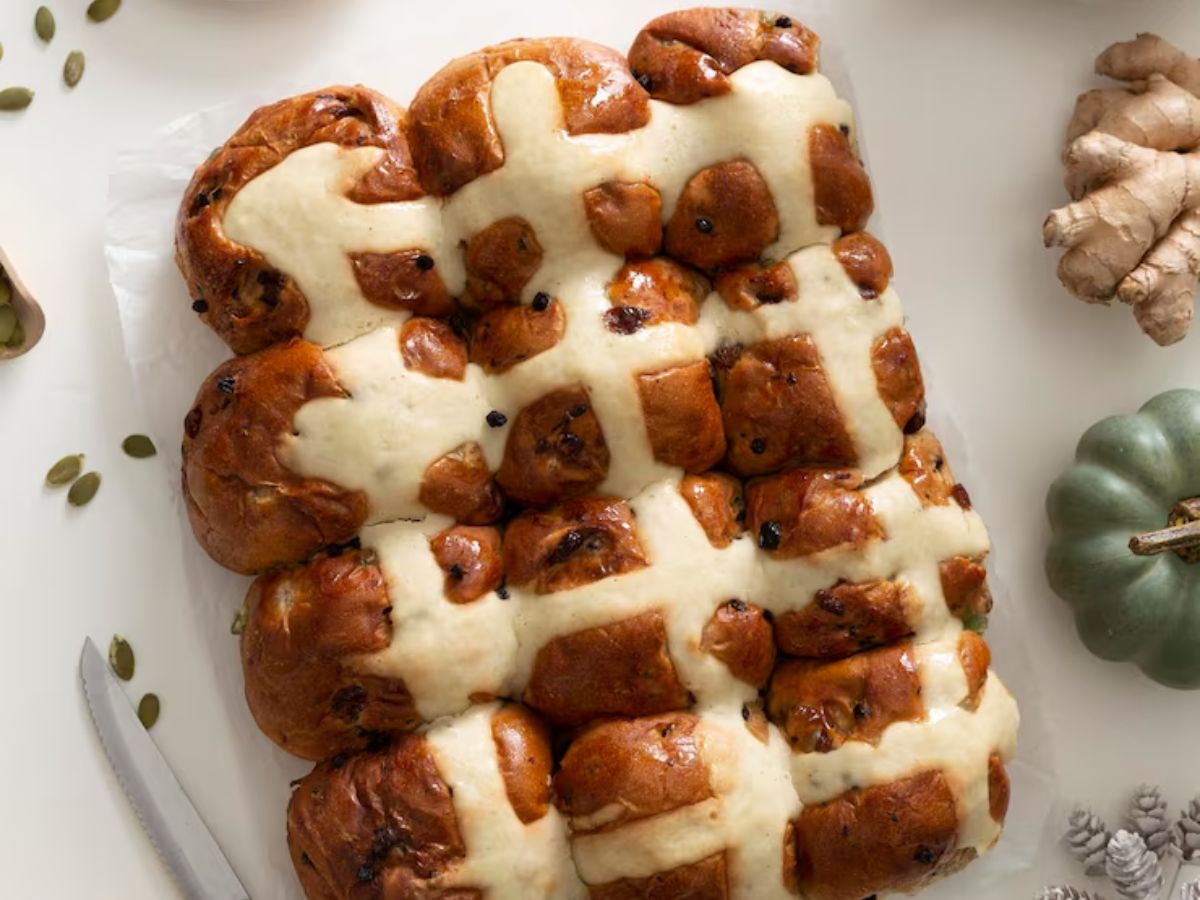 Good Friday 2026: आज गुड फ्राइडे के दिन बनाए Hot Cross Buns, उंगली चाट के खाएंगे लोग, जानें रेसिपी - Photo Gallery