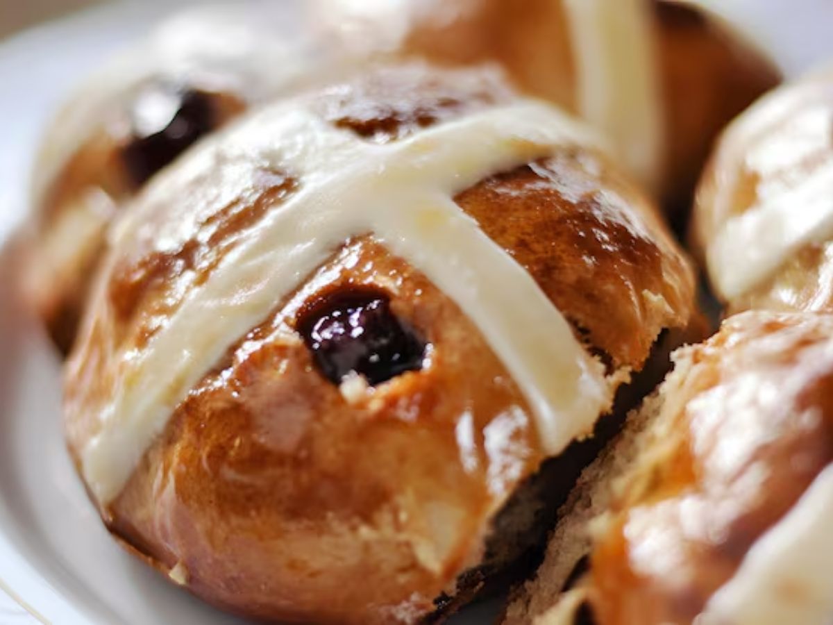 Good Friday 2026: आज गुड फ्राइडे के दिन बनाए Hot Cross Buns, उंगली चाट के खाएंगे लोग, जानें रेसिपी - Photo Gallery
