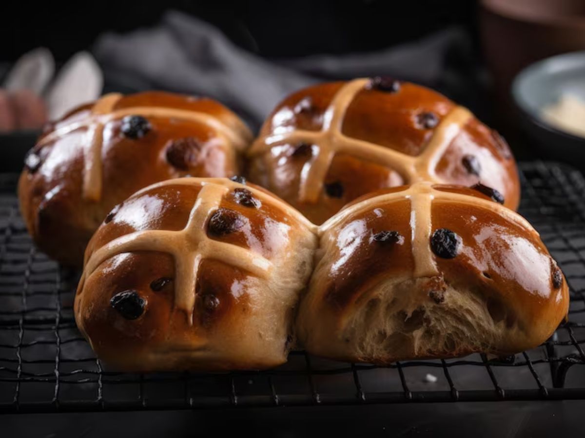Good Friday 2026: आज गुड फ्राइडे के दिन बनाए Hot Cross Buns, उंगली चाट के खाएंगे लोग, जानें रेसिपी - Photo Gallery