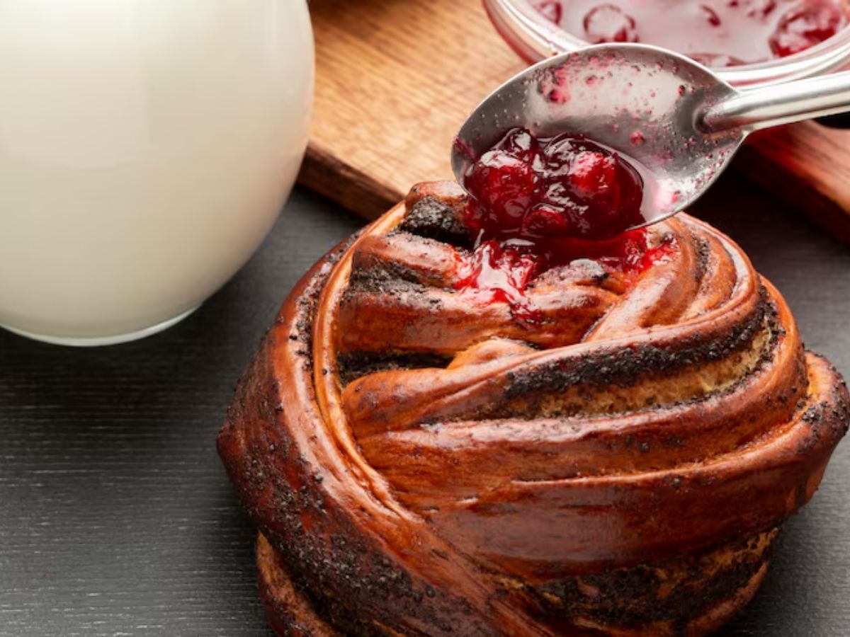 Good Friday 2026: आज गुड फ्राइडे के दिन बनाए Hot Cross Buns, उंगली चाट के खाएंगे लोग, जानें रेसिपी - Photo Gallery