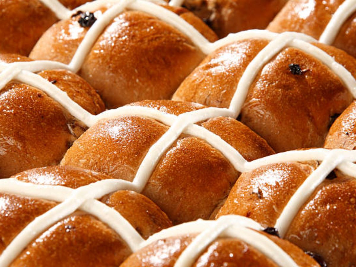 Good Friday 2026: आज गुड फ्राइडे के दिन बनाए Hot Cross Buns, उंगली चाट के खाएंगे लोग, जानें रेसिपी - Photo Gallery