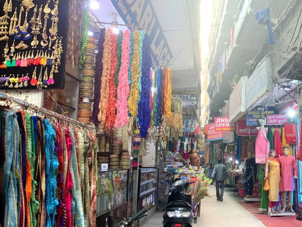 Noida Shopping Guide: इस संडे जरूर विजिट करें, नोएडा की ये शानदार मार्केट, 200-300 मे मिलेगा सबकुछ - Photo Gallery