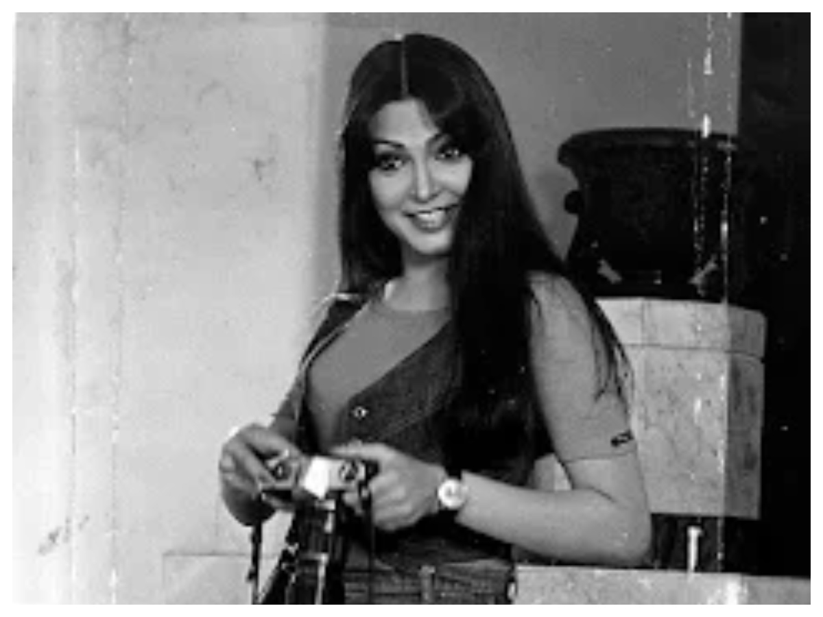 Parveen Babi : बिना कपड़ों के सड़क पर दौड़ी थीं बॉलीवुड की ये हसीना, घर में सड़ी हालत में मिली लाश, मौत बनी मिस्ट्री - Photo Gallery