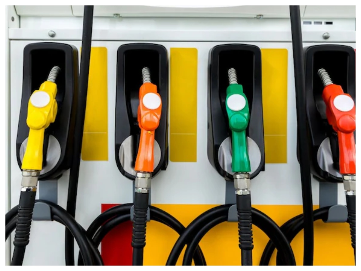petrol diesel price: कच्चे तेल में गिरावट का असर, कई शहरों में सस्ता हुआ पेट्रोल-डीजल, जानें ताजा रेट - Photo Gallery