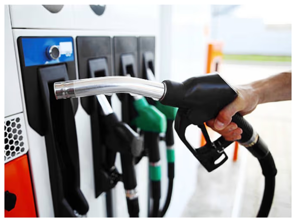 petrol diesel price: कच्चे तेल में गिरावट का असर, कई शहरों में सस्ता हुआ पेट्रोल-डीजल, जानें ताजा रेट - Photo Gallery