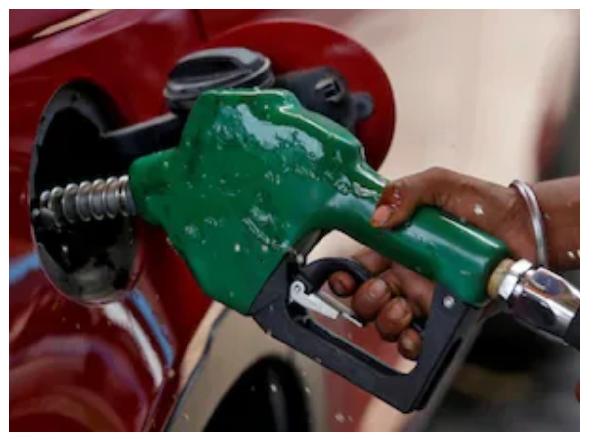 petrol diesel price: कच्चे तेल में गिरावट का असर, कई शहरों में सस्ता हुआ पेट्रोल-डीजल, जानें ताजा रेट - Photo Gallery