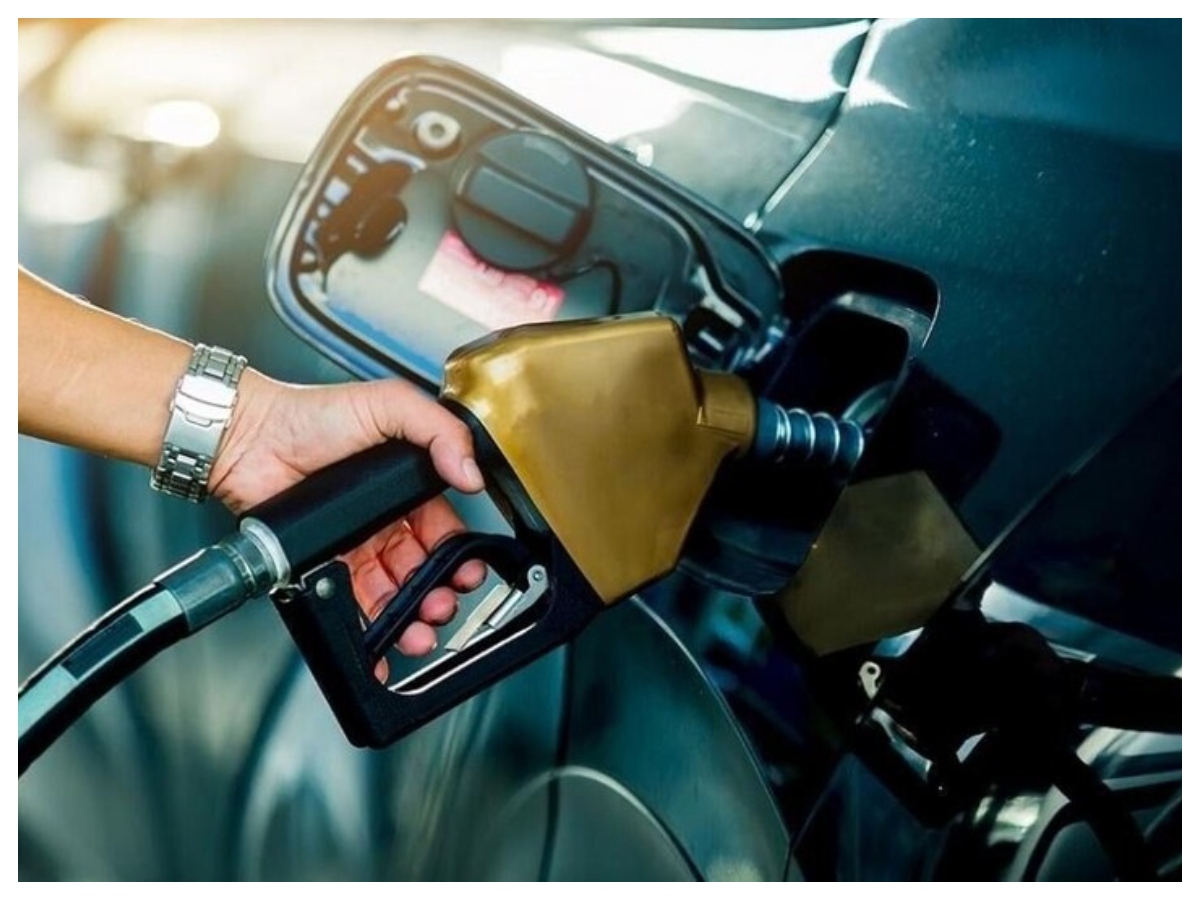 petrol diesel price: कच्चे तेल में गिरावट का असर, कई शहरों में सस्ता हुआ पेट्रोल-डीजल, जानें ताजा रेट - Photo Gallery