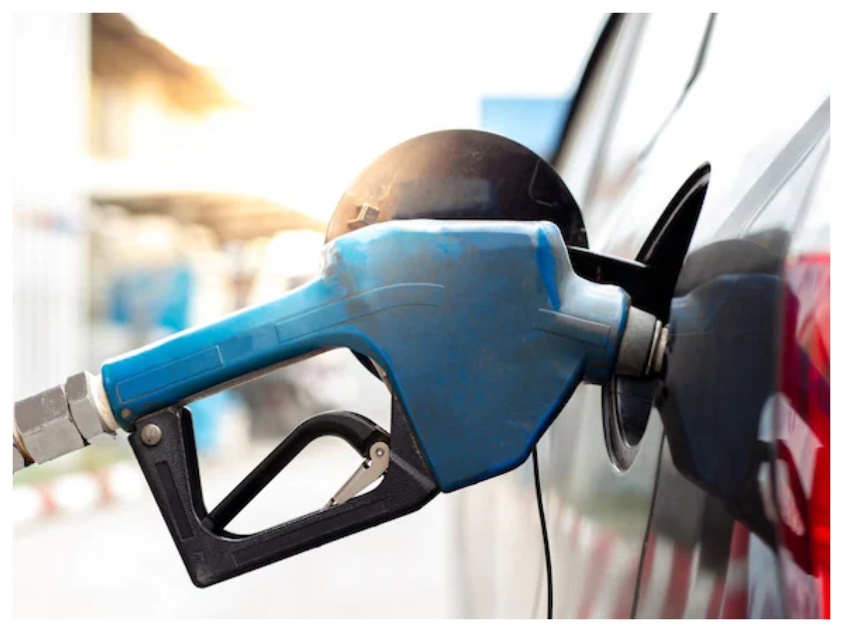 petrol diesel price: कच्चे तेल में गिरावट का असर, कई शहरों में सस्ता हुआ पेट्रोल-डीजल, जानें ताजा रेट - Photo Gallery