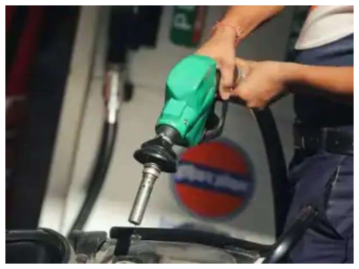 petrol diesel price: कच्चे तेल में गिरावट का असर, कई शहरों में सस्ता हुआ पेट्रोल-डीजल, जानें ताजा रेट - Photo Gallery