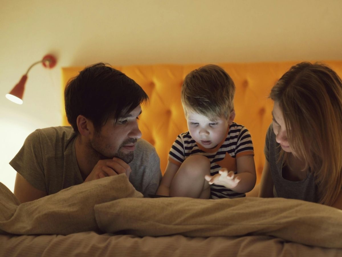 बच्चों की मोबाइल लत से हैं परेशान? स्क्रीन टाइम घटाने के ये स्मार्ट तरीके करेंगे कमाल - Photo Gallery