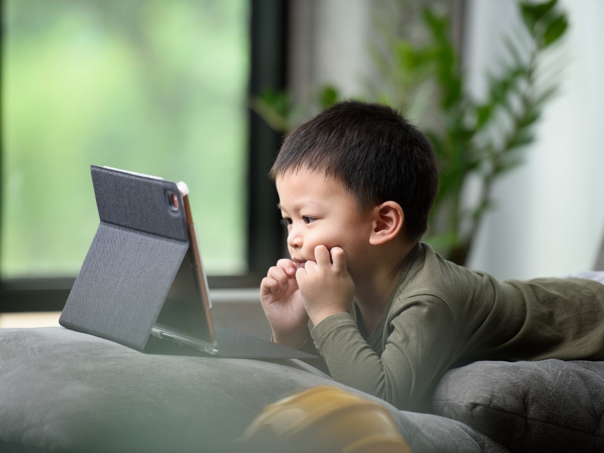 बच्चों की मोबाइल लत से हैं परेशान? स्क्रीन टाइम घटाने के ये स्मार्ट तरीके करेंगे कमाल - Photo Gallery