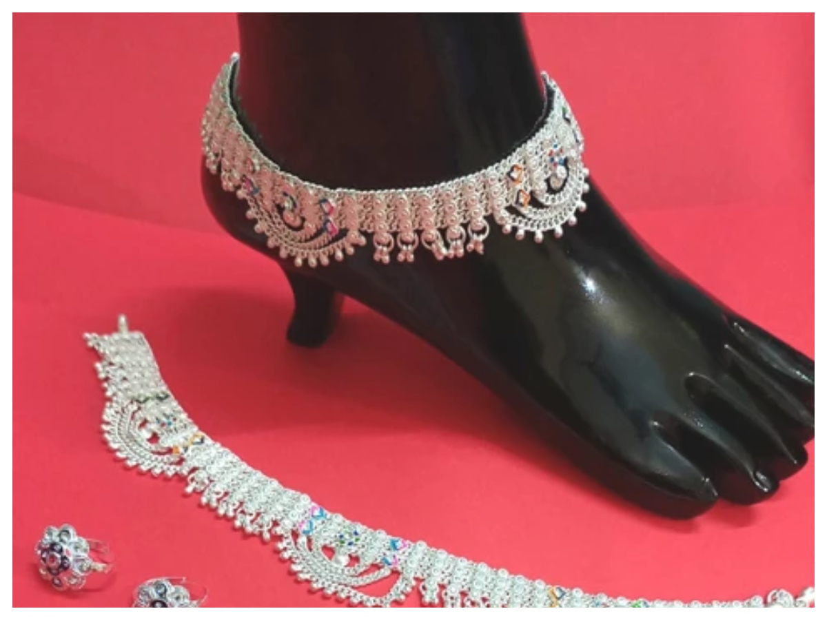 Ways to clean silver anklets: चांदी की पायल को घर पर ऐसे करें साफ, मिनटों में पाए नई जैसी चमक - Photo Gallery