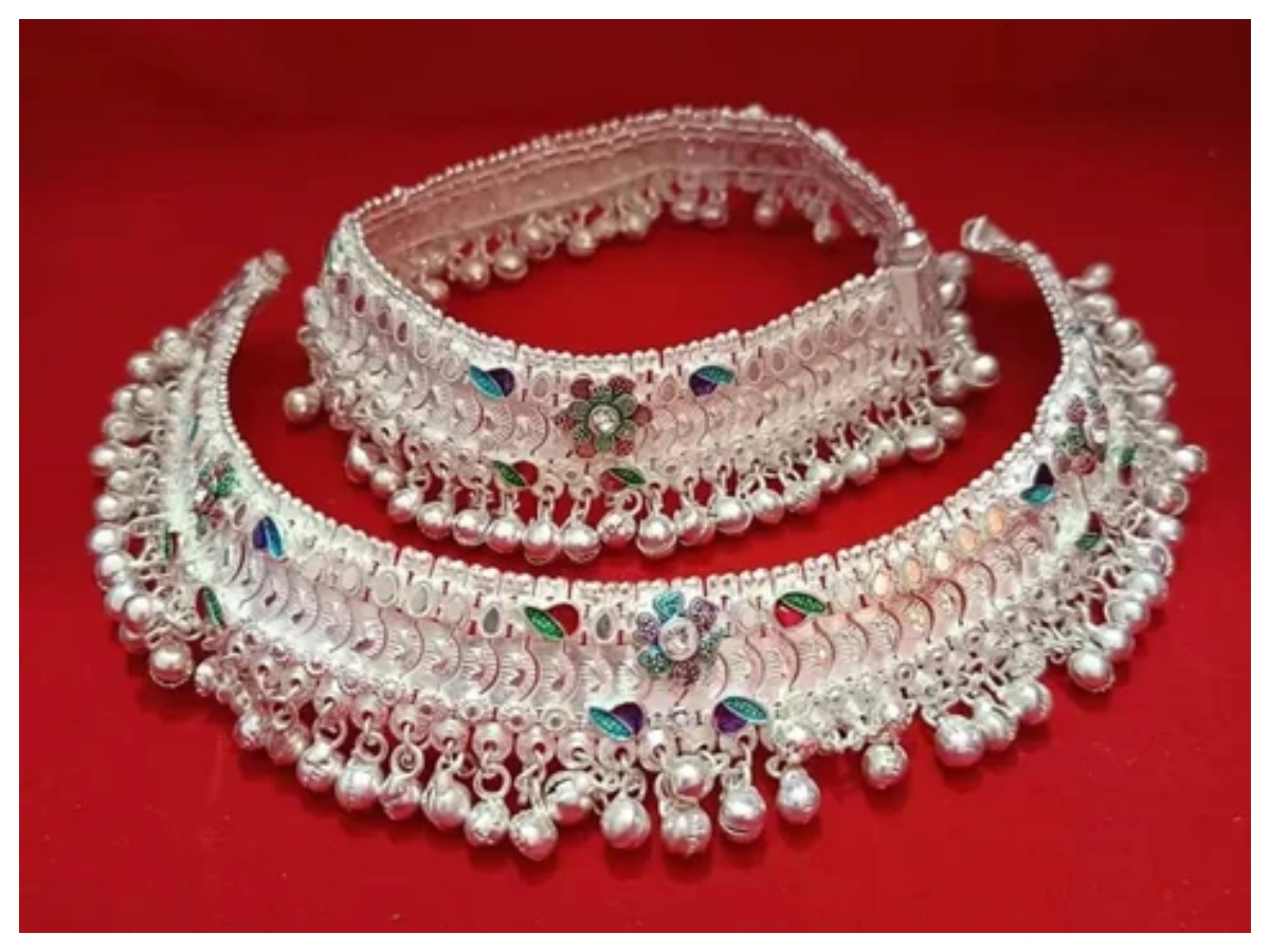 Ways to clean silver anklets: चांदी की पायल को घर पर ऐसे करें साफ, मिनटों में पाए नई जैसी चमक - Photo Gallery