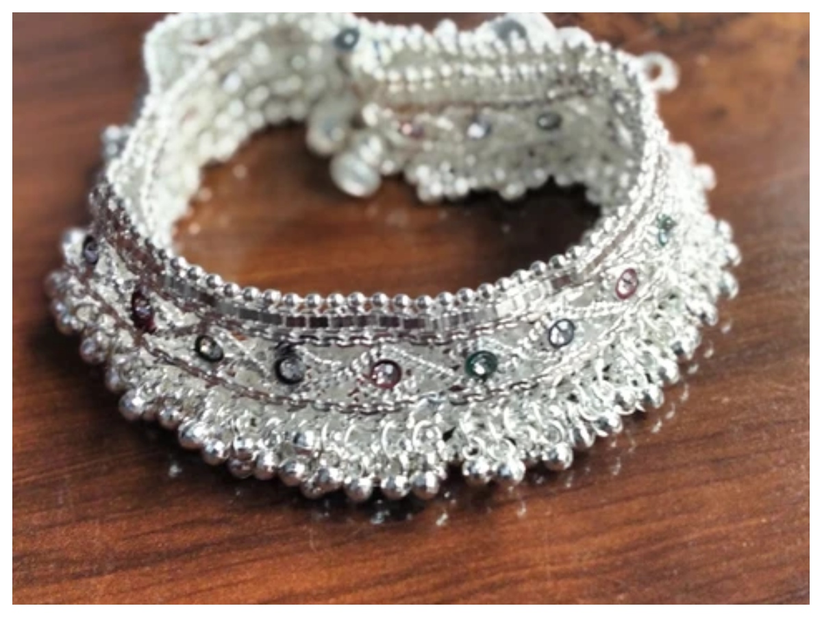 Ways to clean silver anklets: चांदी की पायल को घर पर ऐसे करें साफ, मिनटों में पाए नई जैसी चमक - Photo Gallery