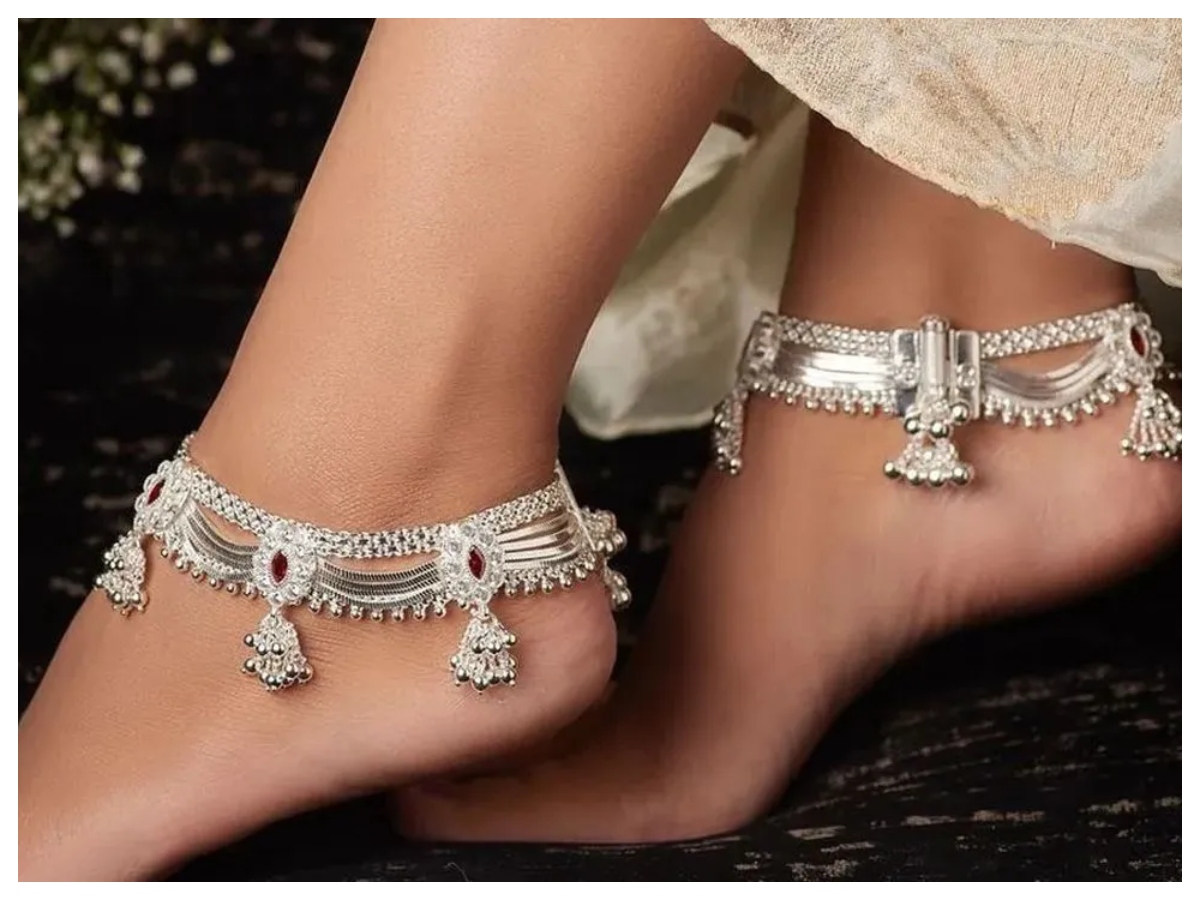 Ways to clean silver anklets: चांदी की पायल को घर पर ऐसे करें साफ, मिनटों में पाए नई जैसी चमक - Photo Gallery