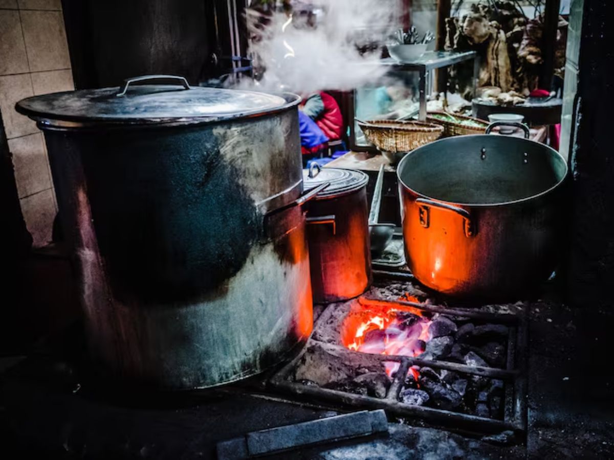 Vastu Tips: अपने किचन में गलती से भी न रखें ये चीजें, घर में हमेशा बना रहेगा तनाव, नहीं आएंगी मां लक्ष्मी - Photo Gallery