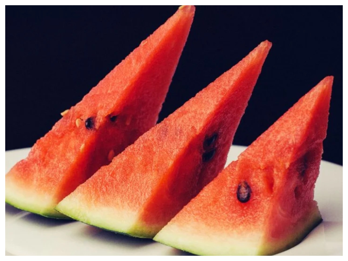 Watermelon in the fridge: क्या फ्रिज में रखा तरबूज सच में बन जाता है ज़हर? सेहत के लिए खतरा या गलतफहमी? जानिए सच्चाई - Photo Gallery