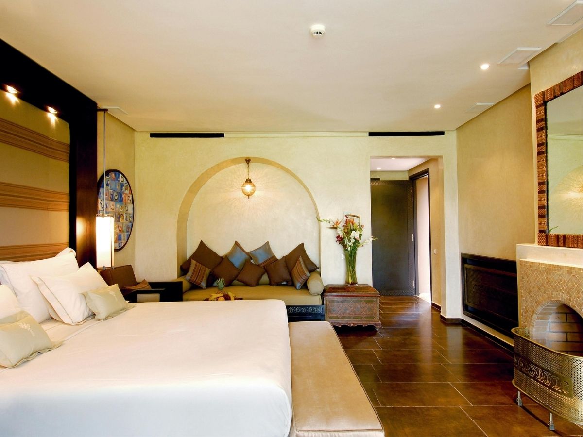 आखिर क्यों बिछाई जाती है होटल में सफेद चादर? जानें इसके पीछे छिपा बड़ा राज़ - Photo Gallery