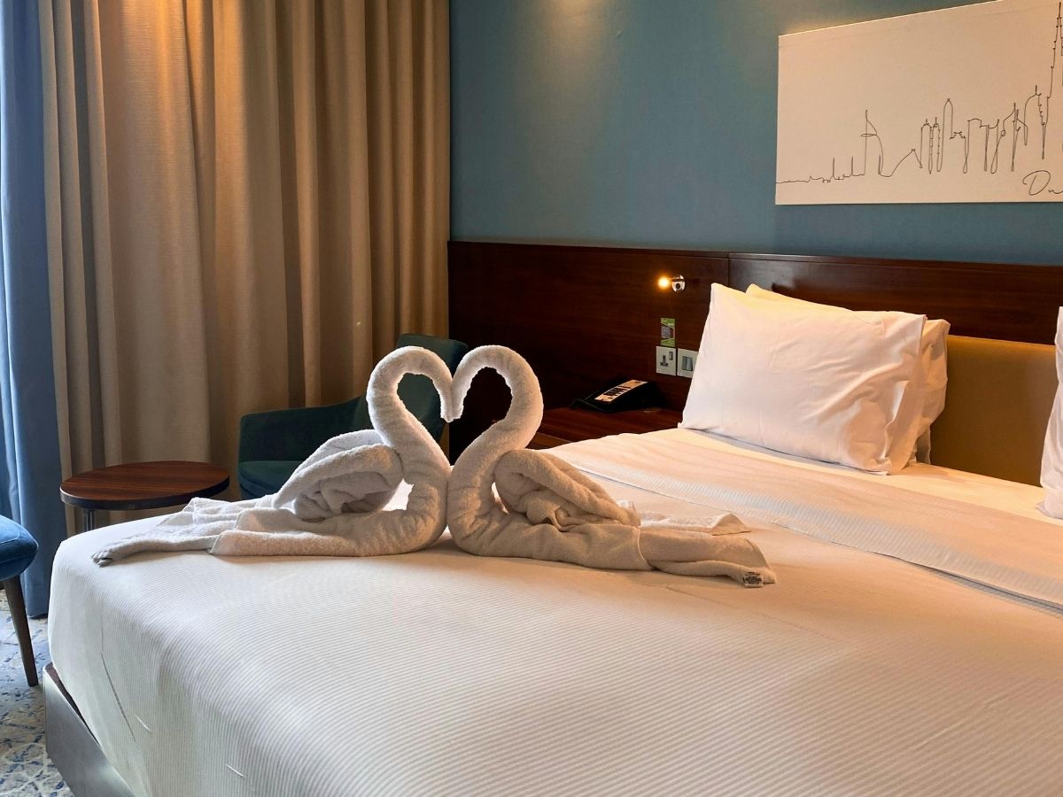 आखिर क्यों बिछाई जाती है होटल में सफेद चादर? जानें इसके पीछे छिपा बड़ा राज़ - Photo Gallery