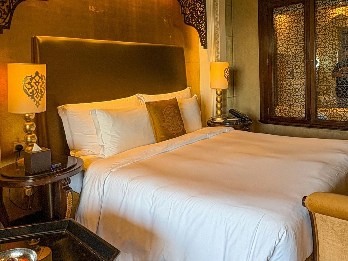 आखिर क्यों बिछाई जाती है होटल में सफेद चादर? जानें इसके पीछे छिपा बड़ा राज़ - Photo Gallery