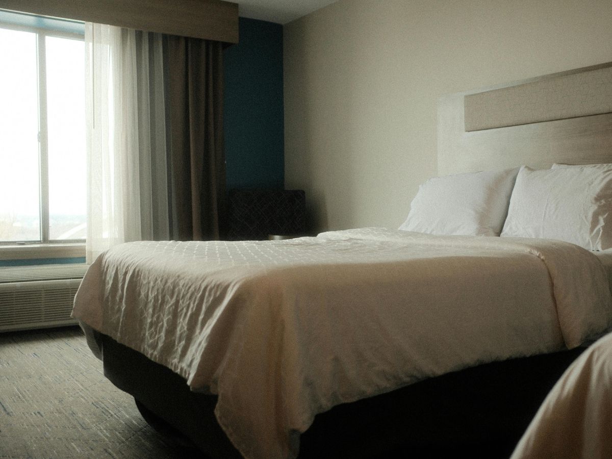 आखिर क्यों बिछाई जाती है होटल में सफेद चादर? जानें इसके पीछे छिपा बड़ा राज़ - Photo Gallery