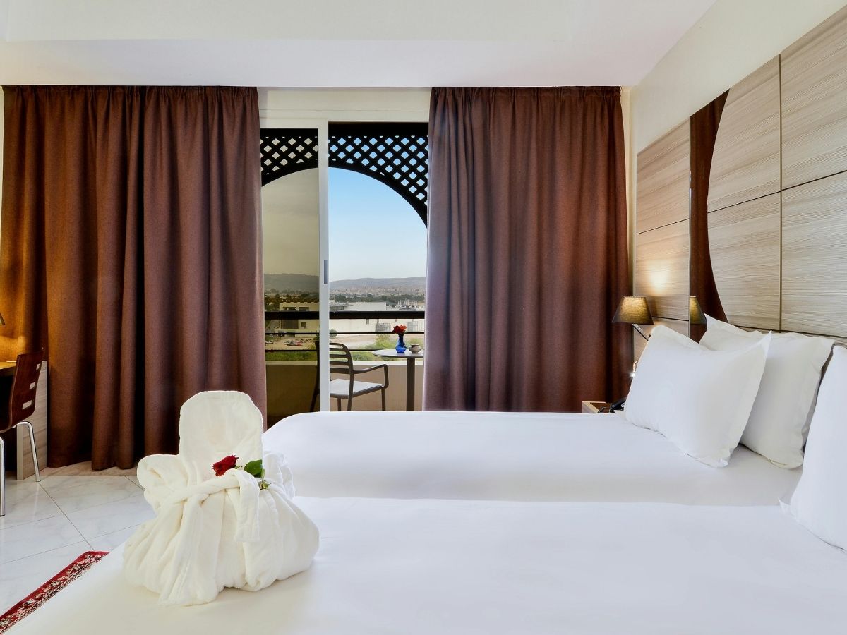 आखिर क्यों बिछाई जाती है होटल में सफेद चादर? जानें इसके पीछे छिपा बड़ा राज़ - Photo Gallery